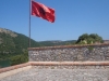 Albanische Flagge auf Burganlage